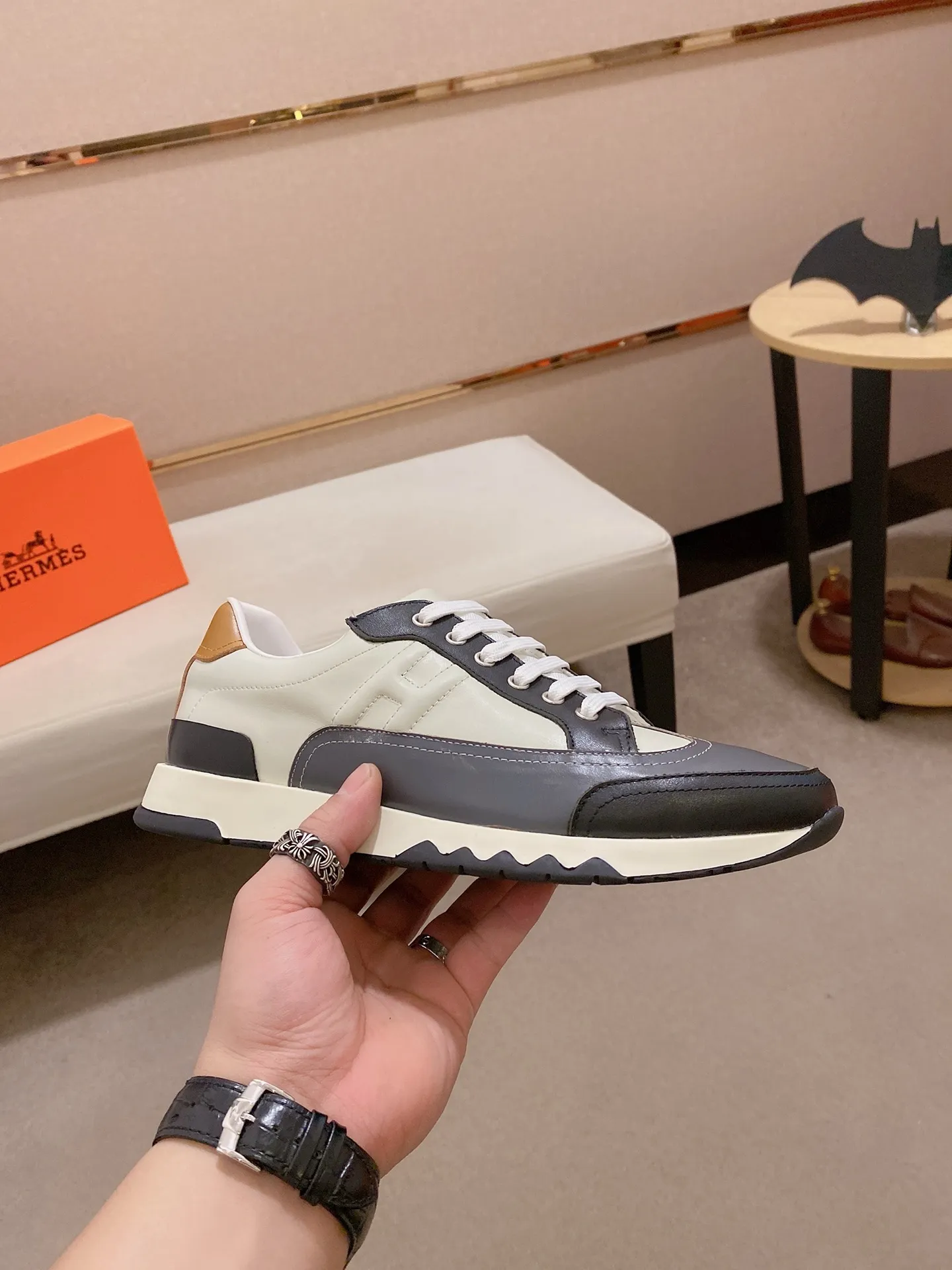 Ex-factory price: 500💰《HERMES》【Classic original single version】Hermès; top 🔝purchasing agent🔍🔍men's latest 🇺🇸sold simultaneously, original imported from Italy ▲▲first-layer cowhide ▲▲ (high-end, nobility and class) ) Exquisite workmanship (Italian 🇮🇹 imported water-dyed 🐂 cowhide lining) sole: original sole provided by the original factory, ⚠️exclusive double-layer activity·TPR·rubber·combined molded outsole; super comfortable·wear-resistant·non-slip·environmental protection The real thing is more beautiful when photographed in kind (high quality, following orders), you can come in and out at will * Number of yards: 38·39·40·41·42·43·44# (can be customized 45.)